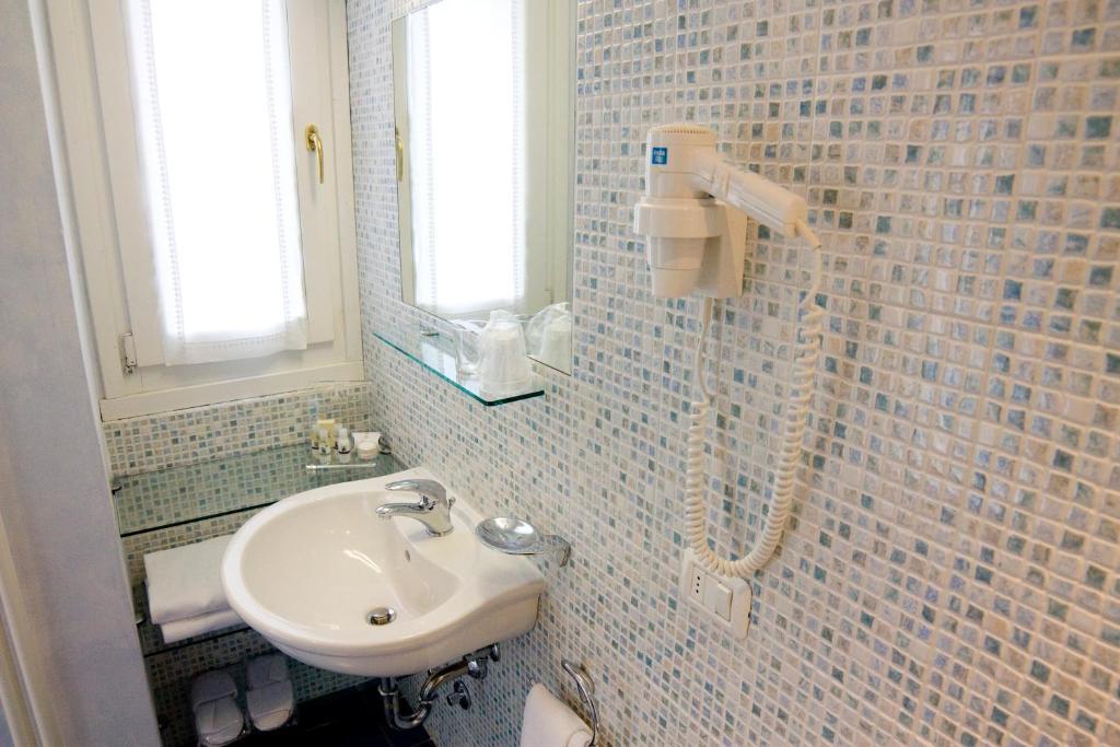 Locanda La Casetta Angera Habitación foto
