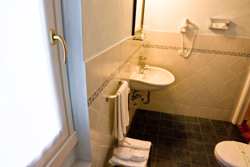 Locanda La Casetta Angera Habitación foto